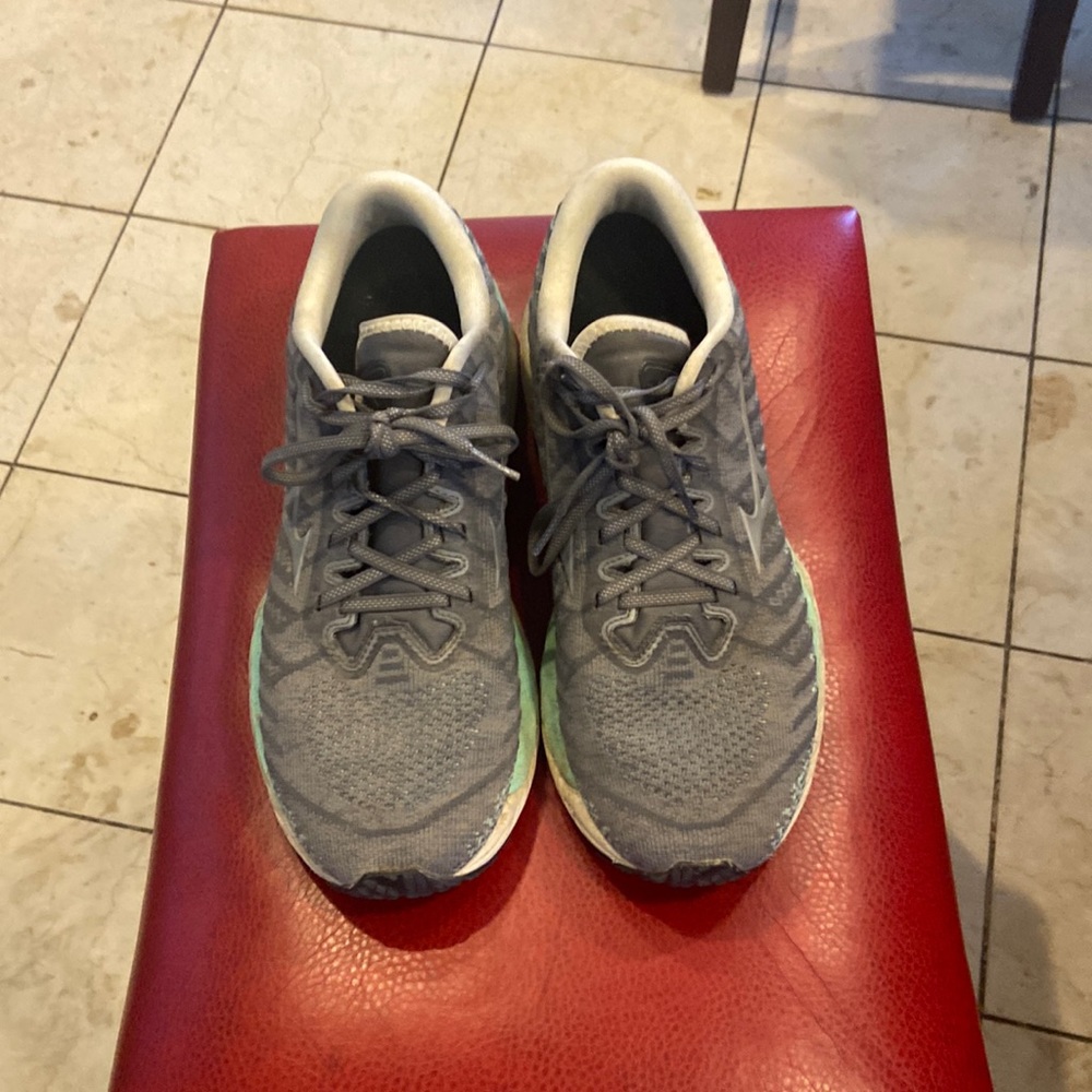Women’s Mizuno Wave Sky size 9